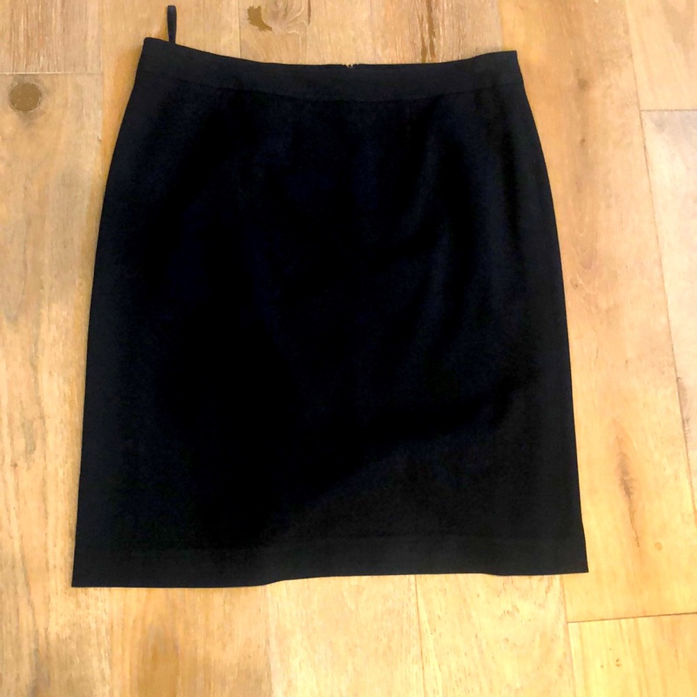 Atelier Luxe black skirt size 8.